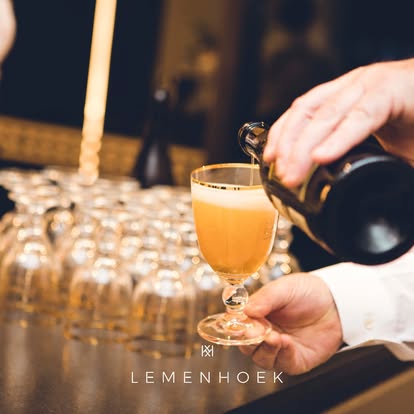 Een glas bubbels wordt ingeschonken aan de toog van De Lemenhoek