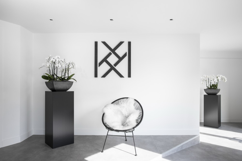 Het onthaal met het monogram van De Lemenhoek aan de muur en witte orchideeën